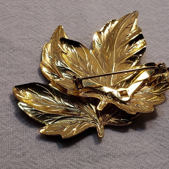 Gorgeous Vintage Goldtone 2 leaf brooch with a copper tone look to the one leaf - Picture 4 of 6